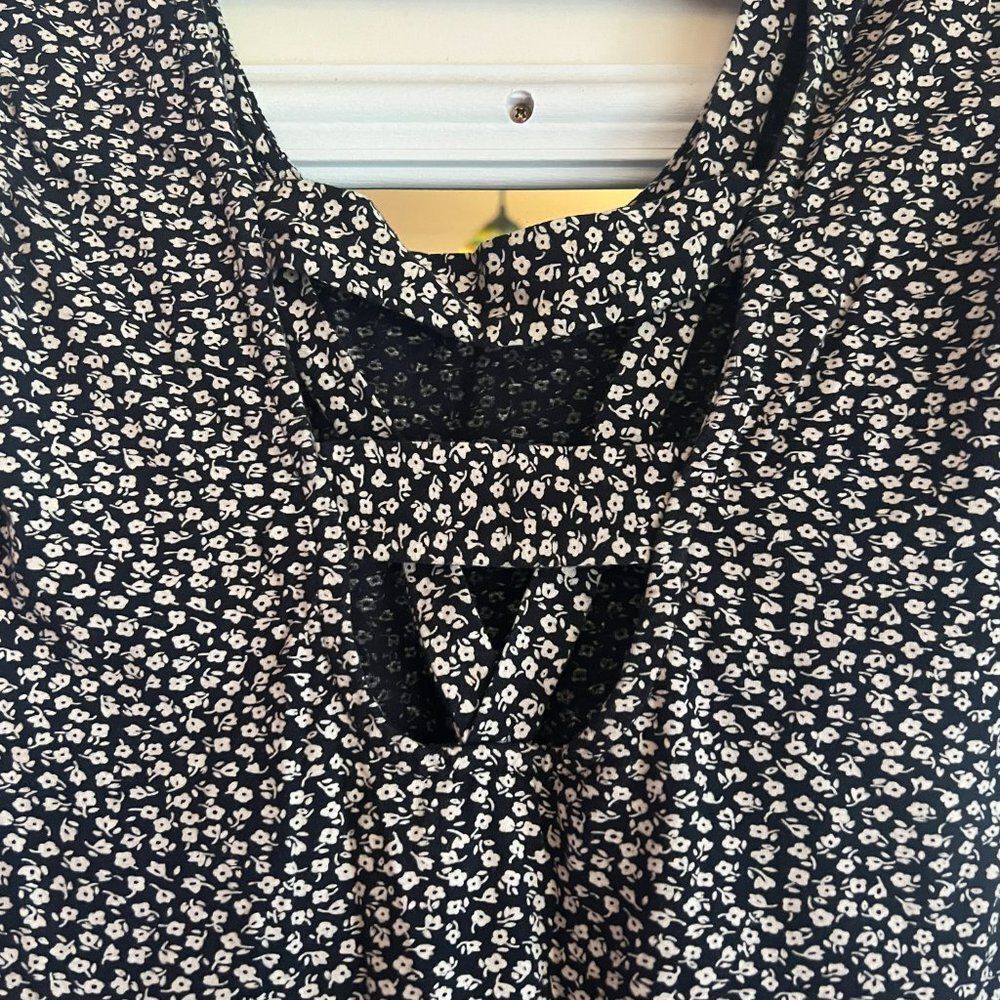 VOLCOM BLACK AND WHITE MINI DRESS SIZE SMALL - Picture 2 of 4